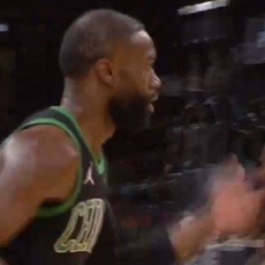 开云体育官网-高射炮！杰伦·布朗迎着文班亚马调高弧顶命中三分球